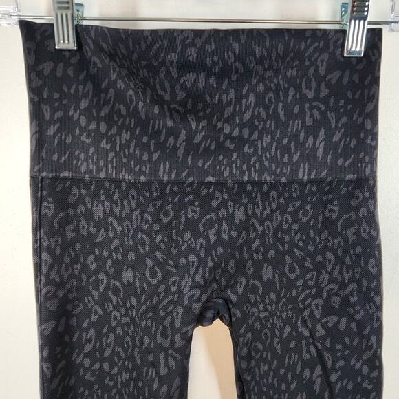 Spanx Leopard Print Seamless Leggings Size Medium Fitted Compression Casual - Picture 6 of 9